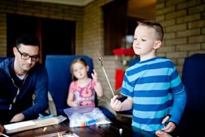 petit garçon avec un plâtre au bras