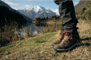 chaussures de randonnée montagnes en fond