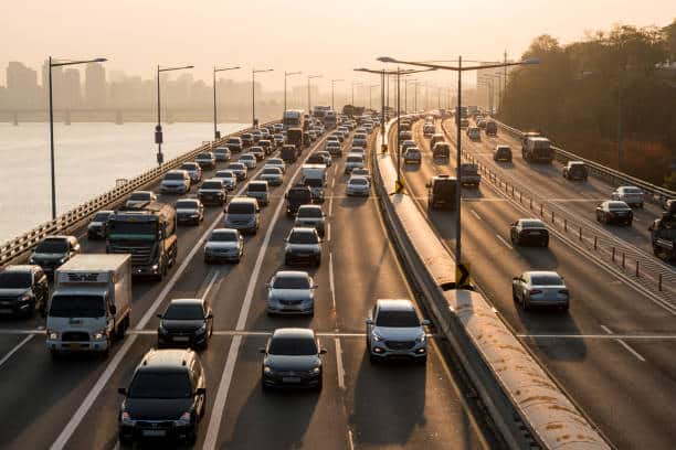 Grande autoroute à quatre voies au trafic automobile dense