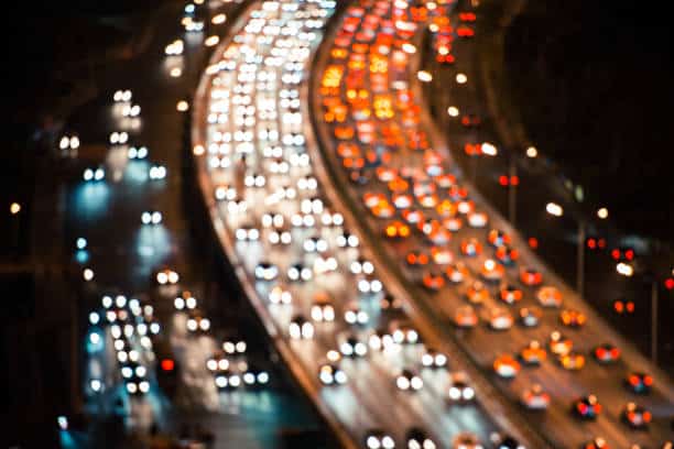 Vue aérienne de nuit d'une autoroute bouchée dans le sens des départs et des retours