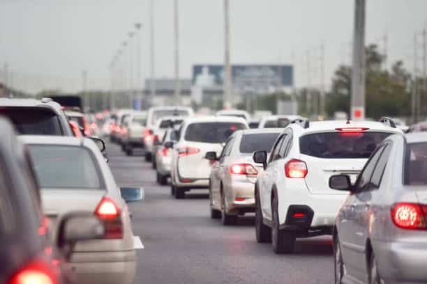 Bouchon avec de nombreuses voitures à l'arrêt sur une autoroute