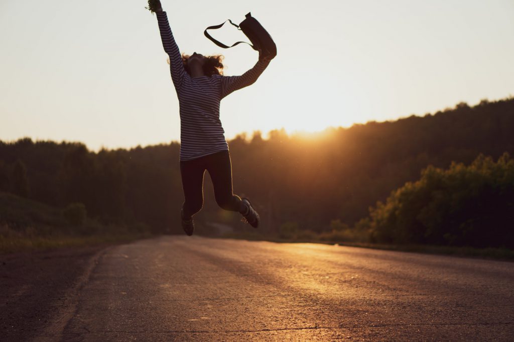 Jeune femme en road trip qui voyage sur les routes