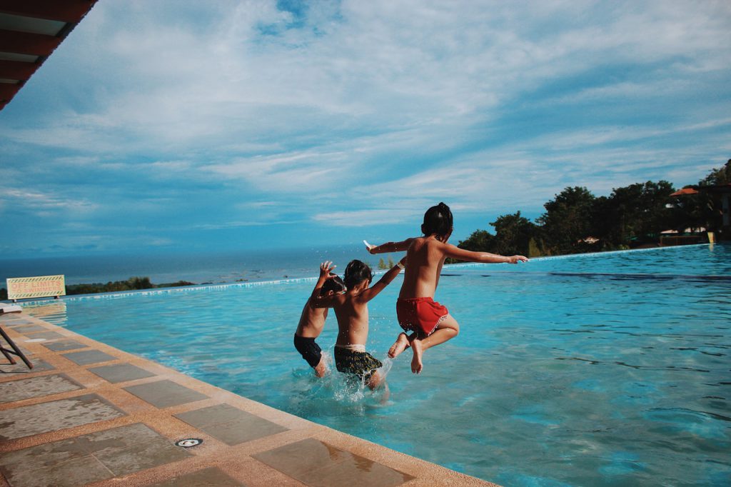 enfants qui jouent dans une piscine