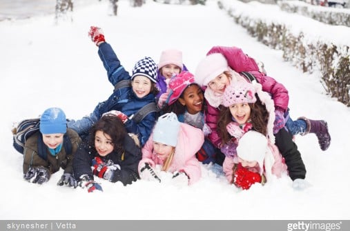 Mon enfant part en classe de neige : que mettre dans sa valise ?