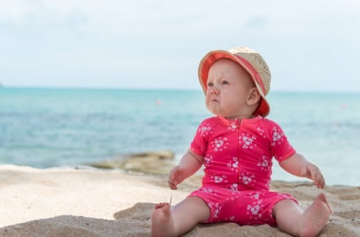 Bébé à la plage : 5 accessoires incontournables