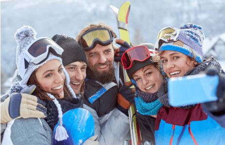 groupe d'amis selfie ski