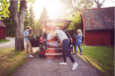 famille charge voiture avant vacances