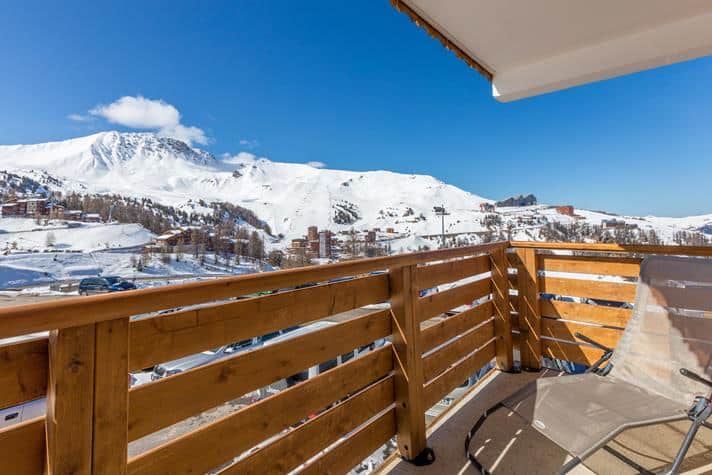 Vue enneigée de la station de ski La Plagne depuis un balcon