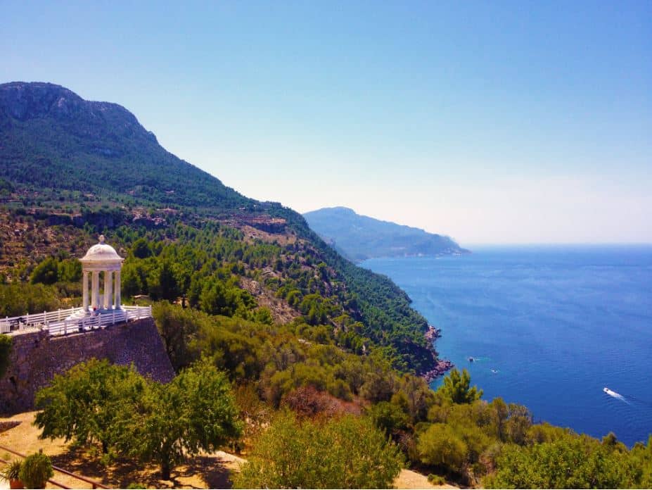 Vue sur la mer Méditerranée depuis le littoral espagnol